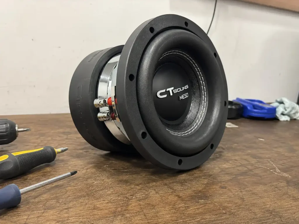 Subwoofer CT Sounds Meso 6.5 D4 de 6,5 polegadas com potência máxima de 800W para som automotivo premium