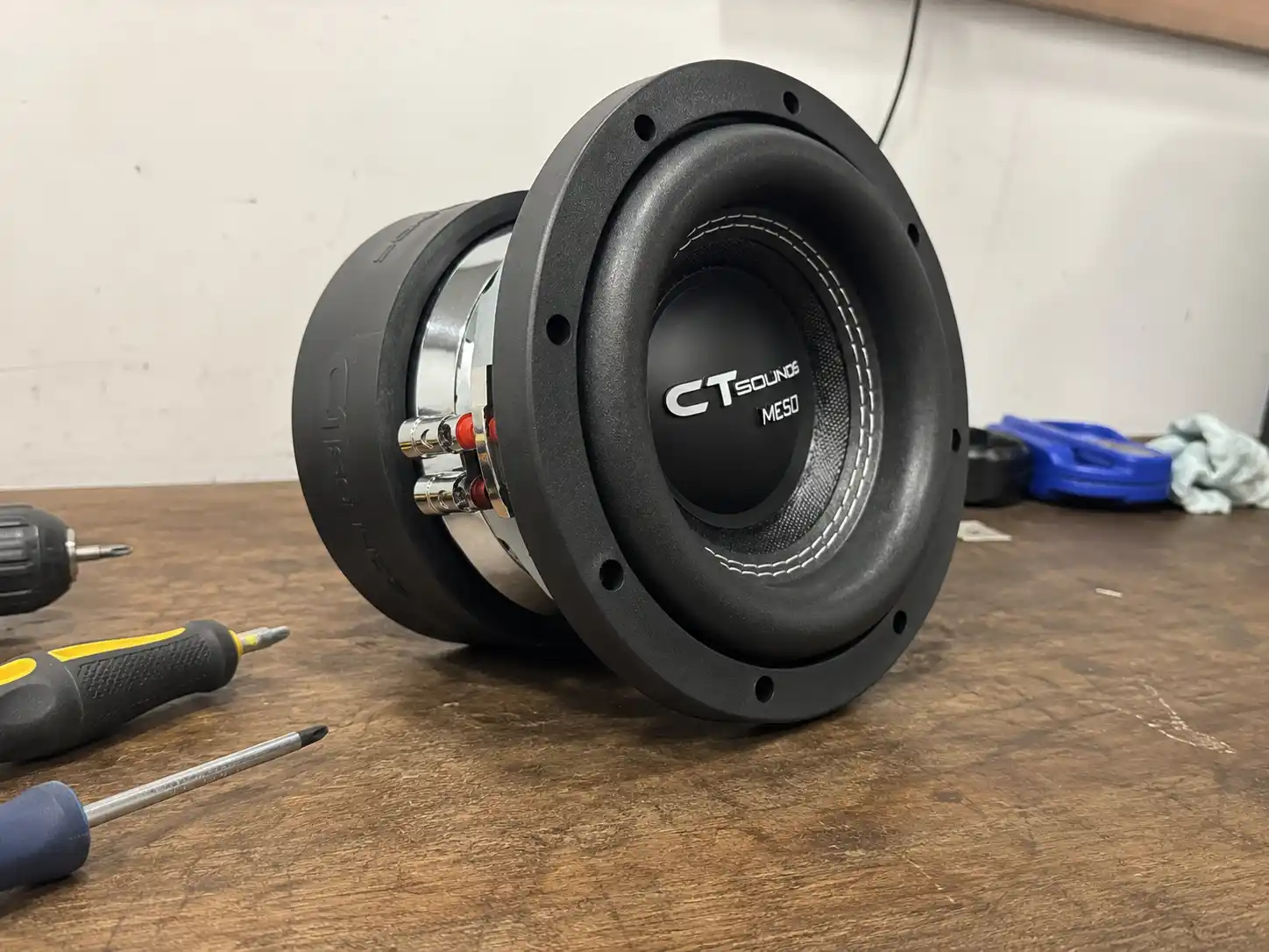 Subwoofer CT Sounds Meso 6.5 D4 de 6,5 polegadas com potência máxima de 800W para som automotivo premium