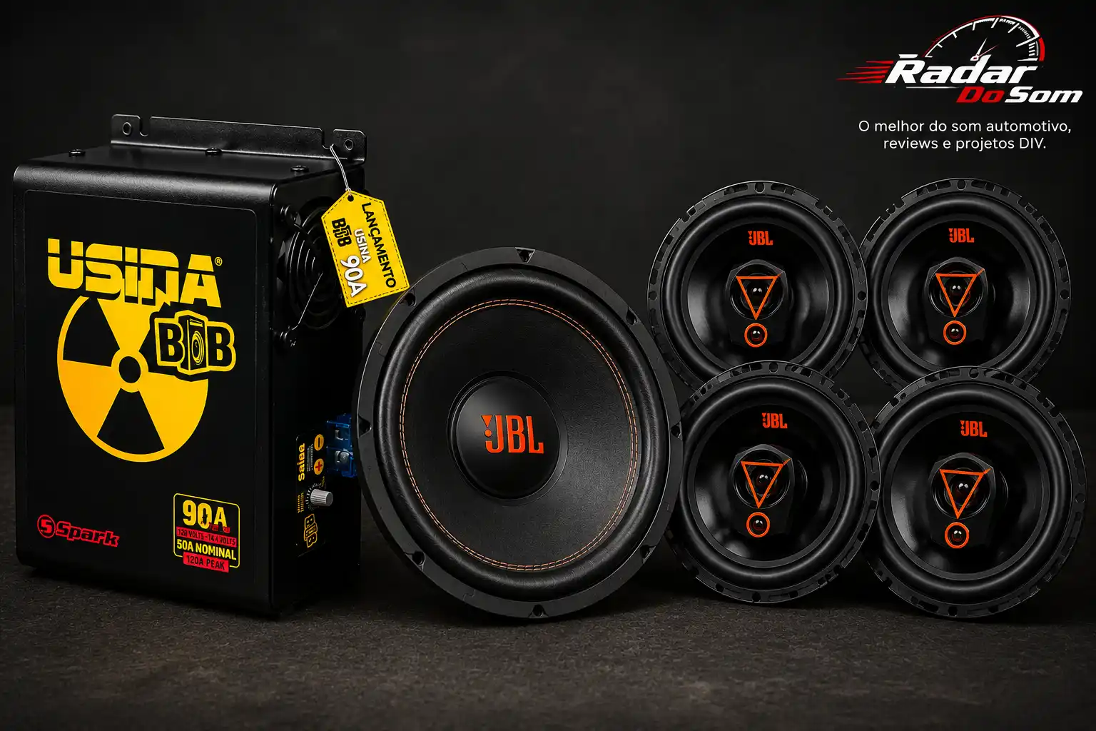 Kit som automotivo JBL com fonte Usina Bob 90A e alto-falantes coaxiais JBL em fundo escuro para projeto de som automotivo.